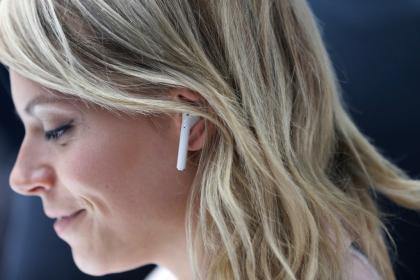 Experts: Wireless Headphones Like AirPods Could Pose Cancer Risk - Karelia Creations